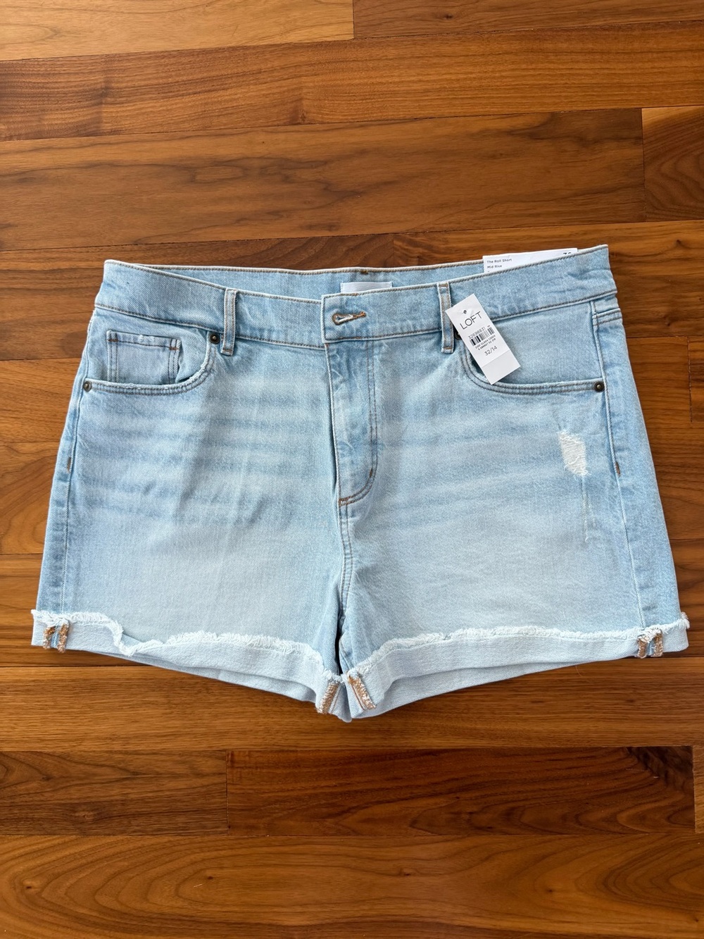 NWT LOFT Light Denim The Roll Short Mid Rise Size 14 / 32 Jean